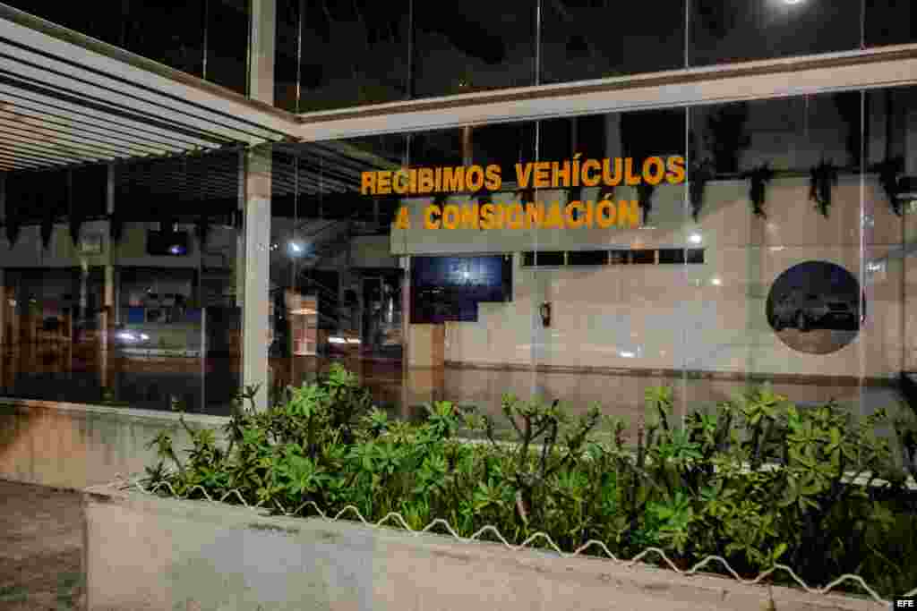 La vitrina vacía de un concesionario en Caracas.