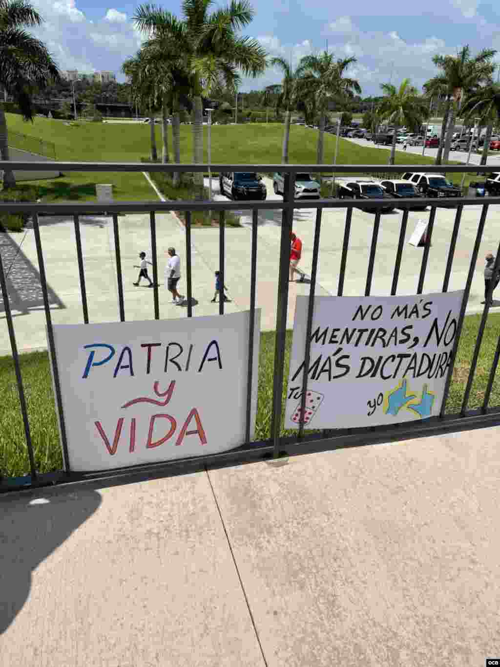 Pedidos por Cuba a la entrada del estadio de béisbol en Palm Beach