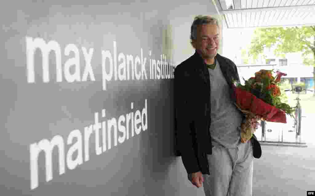 El científico noruego Edvard Moser es felicitado con flores en Martinsried, Alemania, el 6 de octubre del 2014.