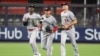 Los jardineros de los Mellizos de Minnesota Nick Gordon (1), Trevor Larnach (9) y Dalton Shuffield (38) salen del campo luego de derrotar a los Yankees de Nueva York 11-2 en el Yankee Stadium. Foto: Wendell Cruz-USA TODAY Sports