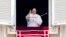 El papa Francisco entrega su bendición mientras recita el Ángelus desde la ventana de su estudio con vista a la Plaza de San Pedro, en el Vaticano, el domingo 18 de junio de 2023. (Foto AP/Andrew Medichini)
