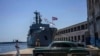 Un marinero cubano pasa junto al buque de la Armada rusa, Perekop, en la Bahía de La Habana, Cuba, el 11 de julio de 2023. AP Photo/Ramón Espinosa