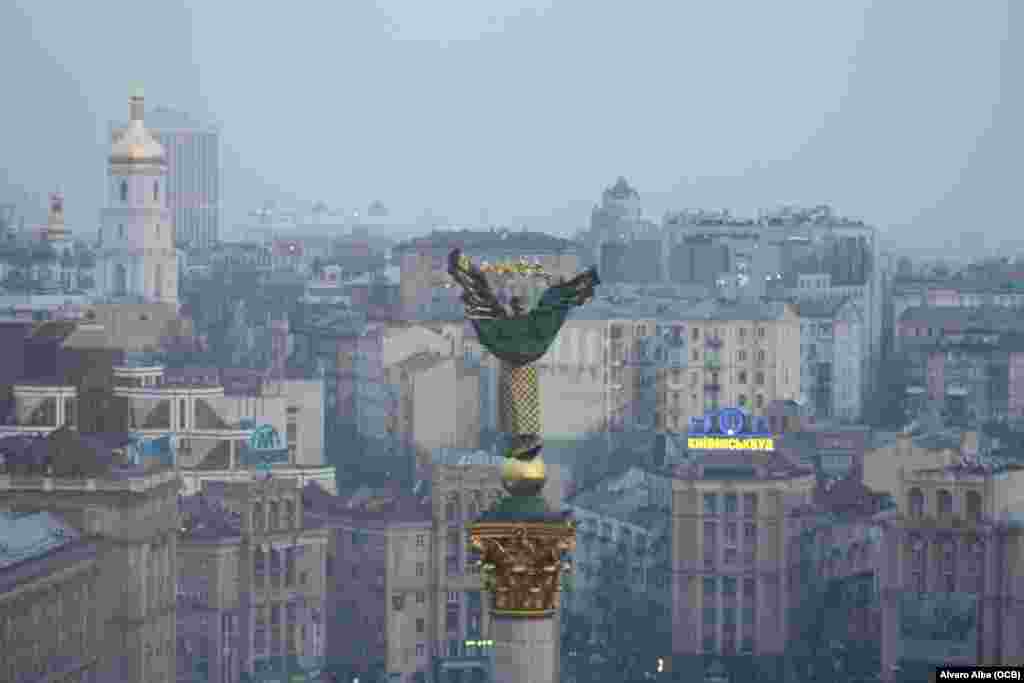 Imagen del Monumento a la Independencia y la ciudad desde el Hotel Ukraina.