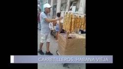 Carretilleros venden alimentos en las calles de La Habana Vieja Carretilleros venden alimentos en las calles de La Habana Vieja