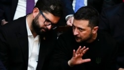 El presidente de Chile, Gabriel Boric, habla con el presidente de Ucrania, Volodymyr Zelenskyy, durante la investidura de Javier Milei, en el Congreso en Buenos Aires, Argentina, el 10 de diciembre de 2023.