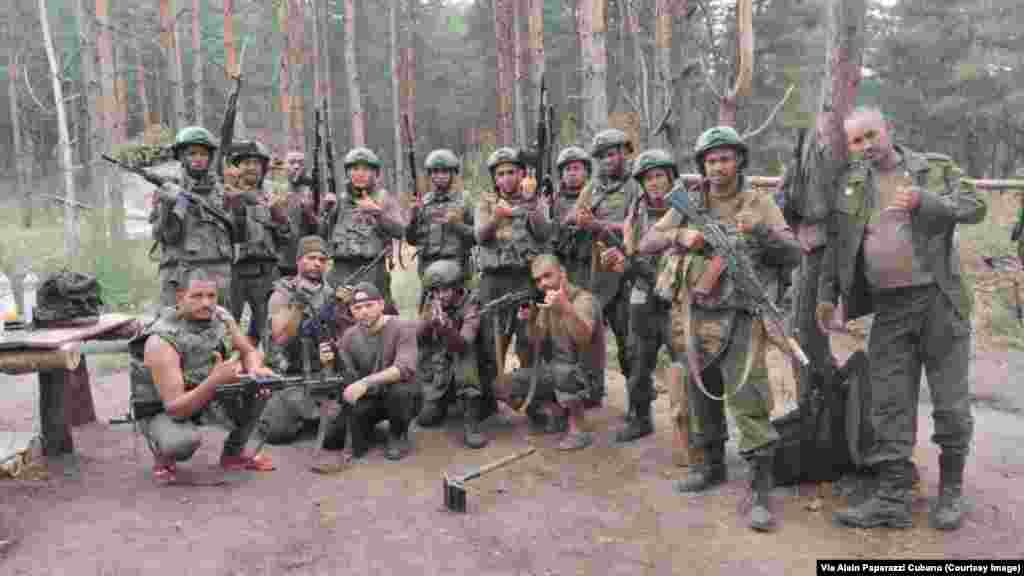 Cubanos posan como soldados del 137 Regimiento de paracaidistas, ubicado en la ciudad de Riazán. Foto Cortesía Alain Paparazzi Cubano