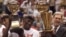 Michael Jordan y el coach de los Chicago Bulls Phin Jackson sostienen los trofeos del sexto campeonato de la NBA ganado por el equipo, en 1998. (Robert Hanashiro-USA TODAY vía Reuters)