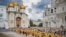 Sacerdotes ortodoxos y fieles asisten a una ceremonia en el Kremlin con la Catedral de la Asunción al fondo, en Moscú, el 28 de julio de 2024. (Igor Palkin/Servicio de Prensa de la Iglesia Ortodoxa Rusa vía AP)