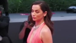 Ana de Armas y Brad Pitt en el Festival de Venecia
 Ana de Armas y Brad Pitt en el Festival de Venecia