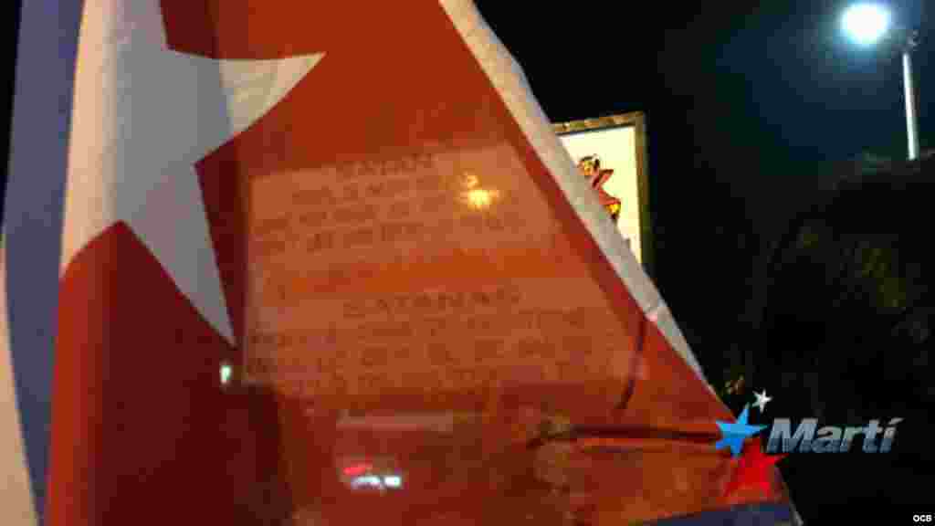 En las reuniones espontáneas abundaban las banderas cubanas. 