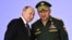 El presidente ruso VLadimir Putin y el ministro de Defensa Serguéi Shoigu asisten a la apertura de una conferencia de seguridad en las afueras de Moscú el 15 de agosto del 2022. (Sputnik, Kremlin Pool Foto via AP)