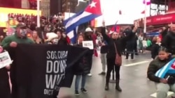 Cubanos cantan la Guantanamera en el Times Square de NY por los presos políticos cubanos Cubanos cantan la Guantanamera en el Times Square de NY por los presos políticos cubanos