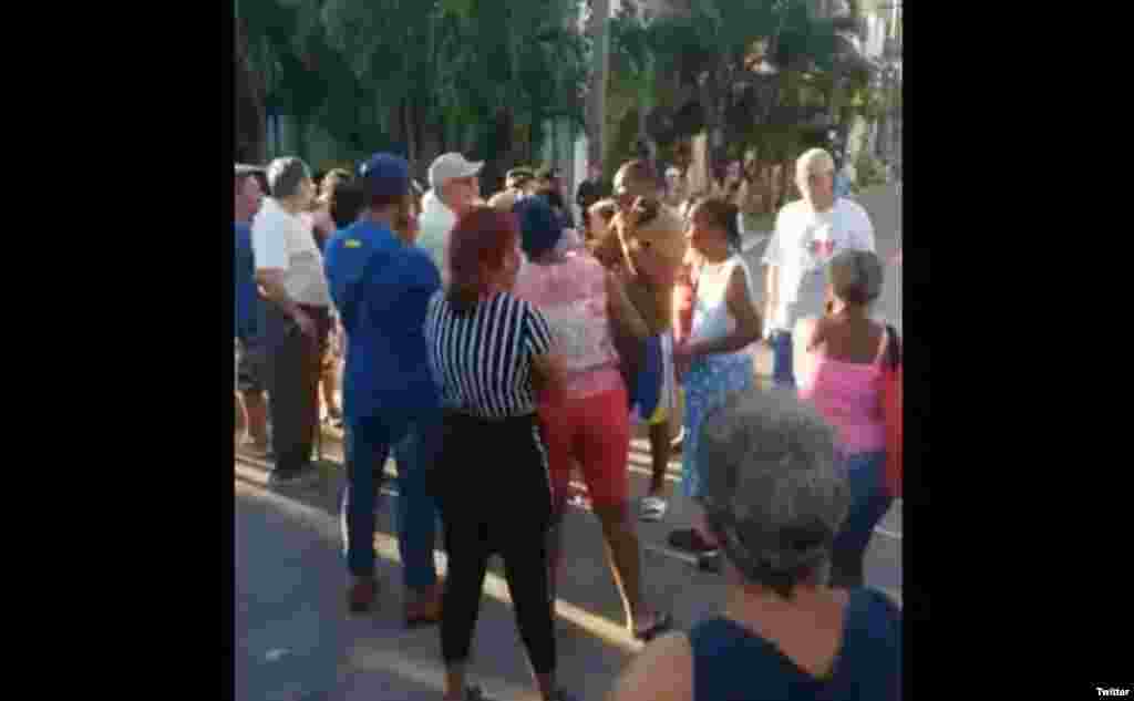 Protesta en Zapote y San Julio, Diez de Octubre. Los vecinos cerraron la calle en protesta por la falta de fluido eléctrico, este sábado, 1ro de octubre. (Captura de video/@invntario)