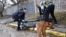 El perro junto a un hombre asesinado en Bucha, tras la retirada de las tropas rusas de la ciudad ucraniana. ( Sergei Supinsky/AFP/Archivo)