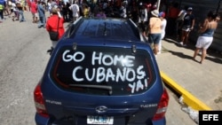 Un grupo de personas protestó el 2 de febrero de 2014, frente al hotel que hospedaba al equipo cubano de Villa Clara que participa en la Serie del Caribe de Béisbol, en Venezuela.