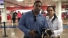 Osvaldo Navarro y Marthadela Tamayo en el Aeropuerto José Martí, de La Habana, tras la prohibición de viaje para asistir a la IX Cumbre de las Américas. (Twitter)