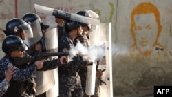 Policía bolivariana reprime a manifestantes en Caracas.