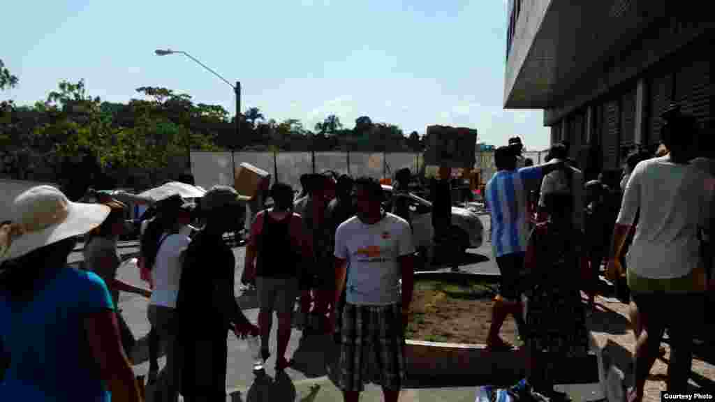 Migrantes cubanos en Panamá, que no fueron incluidos en los vuelos hacia México y otros que llegaron con posterioridad, buscan respuesta a su situación migratoria.