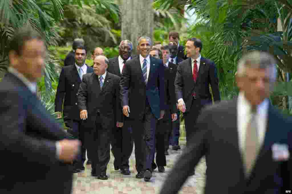 El presidente estadounidense Barack Obama (c) conversa con diplomáticos de su país antes de su encuentro con su homólogo cubano Raúl Castro