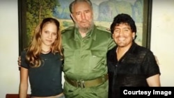 Mavys Álvarez junto a Diego Armando Maradona y Fidel Castro en una foto de archivo.