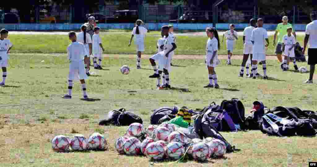 Niños cubanos participan en una clínica de fútbol impartida por entrenadores de la Fundación Real Madrid, del 14 al 18 de noviembre de 2016, en La Habana (Cuba).  