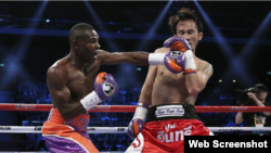 Guillermo Rigondeaux (i) en acción frente a Sod Kokietgym (d), en la Arena Cotai Venetian Resort Casino, en Macao, China.