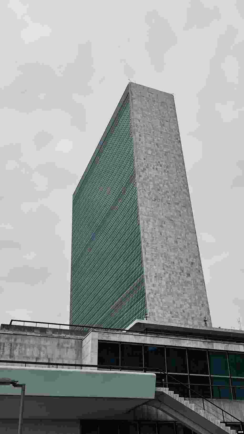La Torre de la Secretaría, con sus 39 pisos y fachada de vidrio, fue uno de los primeros edificios en Nueva York en utilizar un muro cortina de vidrio.