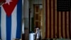 Una bandera de Estados Unidos y una de Cuba al interior de una casa habanera. AP Photo/Ramon Espinosa