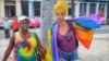 Dos activistas LGBTI posan de la mano en un sitio público en La Habana, el 17 de mayo, Día Internacional contra la Homofobia y la Transfobia.
