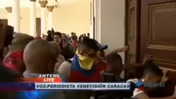 Partidarios de Maduro atacan a diputados de la oposición en plena Asamblea Nacional Partidarios de Maduro atacan a diputados de la oposición en plena Asamblea Nacional
