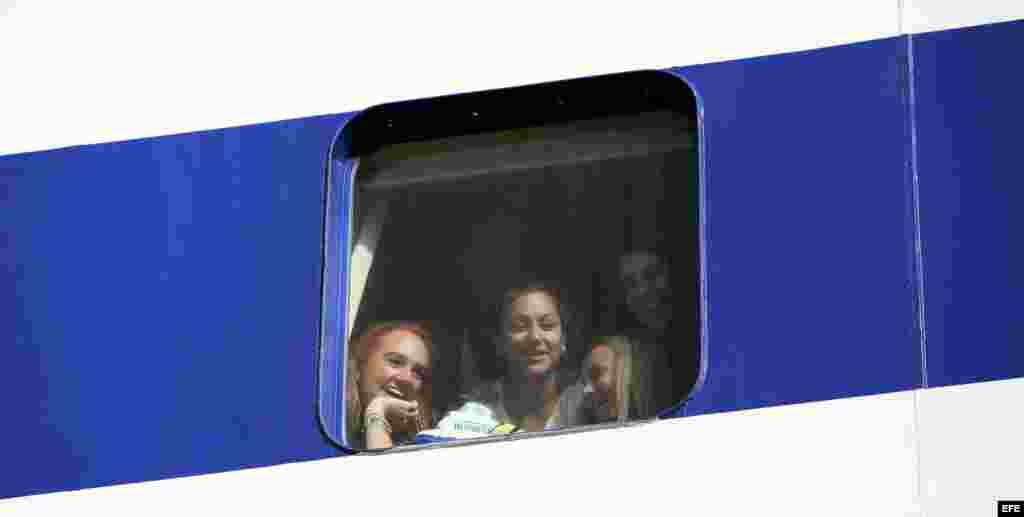 Estudiantes estadounidenses permanecen en el crucero académico "M.V. Explorer", fondeado en La Habana (Cuba), el sábado 29 de noviembre de 2014.