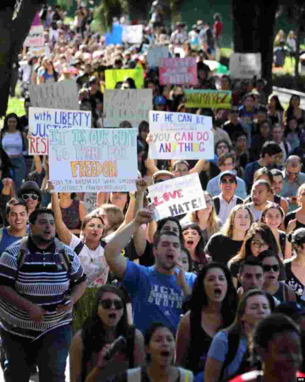 Protesta de estudiantes y activistas contra la elección del candidato Republicano Donald Trump como presidente de EEUU, en la Universidad de California, en Los Ángeles.  