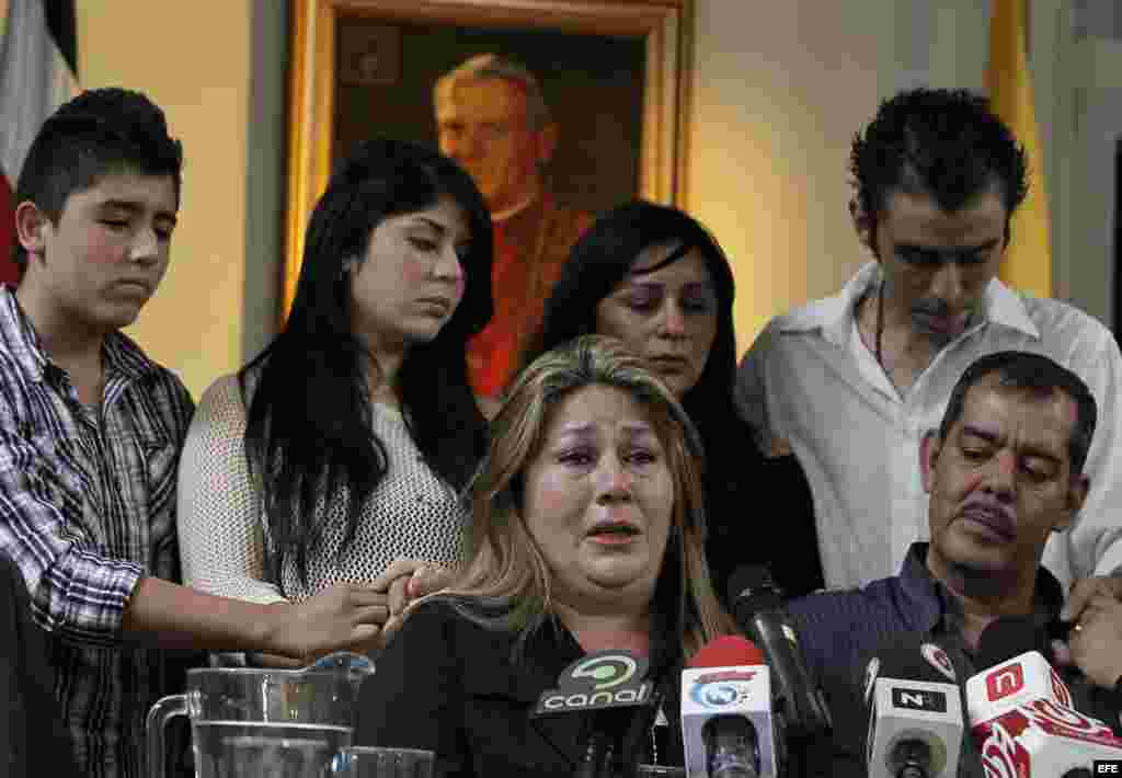 Floribeth Mora (3-i) habla en compañía de su esposo Edwin Arce (d) y otros familiares durante una rueda de prensa en San José (Costa Rica).