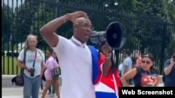 el boxeador cubano Yordenis Ugás durante una manifestación de apoyo al 11J, en Washington D.C.