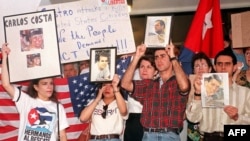 Familiares de Carlos Costa, Pablo Morales, Mario de la Peña, y Armando Alejandre Jr en una misa al día siguiente del derribo de las avionetas en un iglesia en Coconut Grove, Miami.