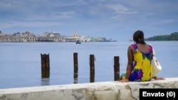 Ante la desesperanza por la falta de soluciones a los problemas que los agobian, los cubanos expresan su deseo de irse del país. (Foto: Envato)