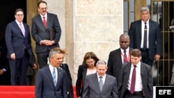 Castro y Obama (rodeados de escoltas y traductores) bajan la escalinata del Palacio de la Revolución, detrás el coronel Alejandro Castro (2 de izq. a der.) y el canciler Bruno Rodríguez.