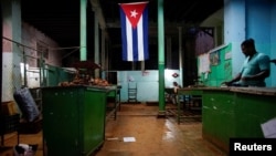 Una bandera cubana en una bodega. REUTERS/Alexandre Meneghini