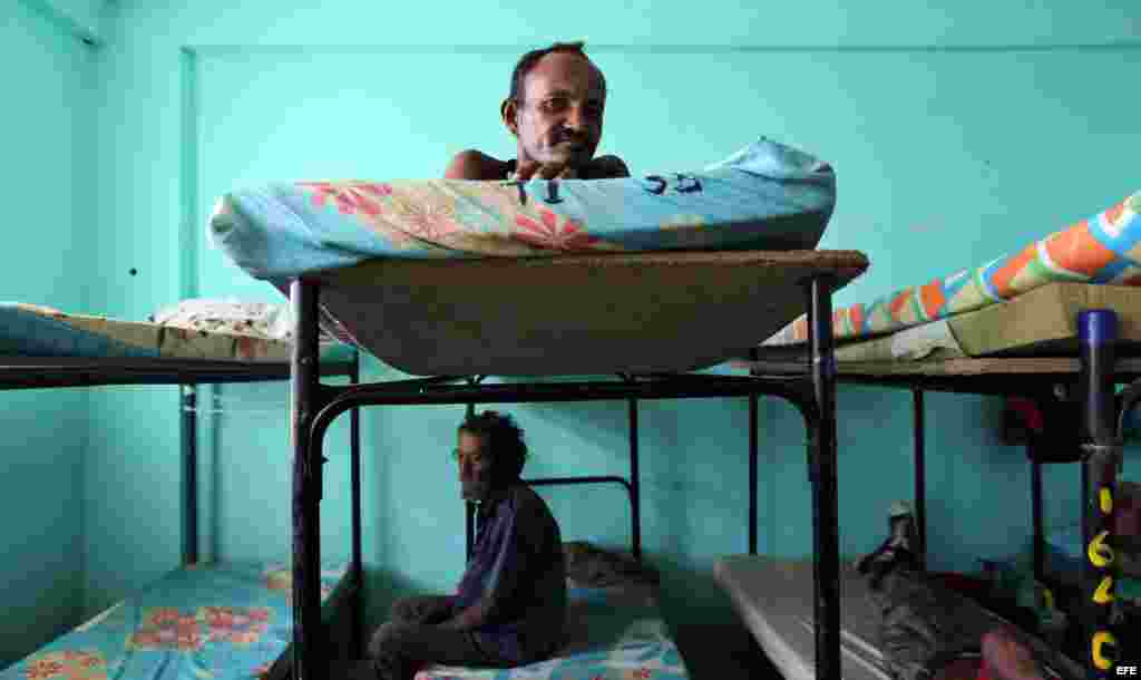 Dos hombres que han sido evacuados descansan hoy, lunes 03 de octubre de 2016, en la ciudad de Guantánamo (Cuba), ante la proximidad del huracán Matthew. Seis provincias de Cuba se encuentran bajo "alarma ciclónica" a la espera del potencial impacto del