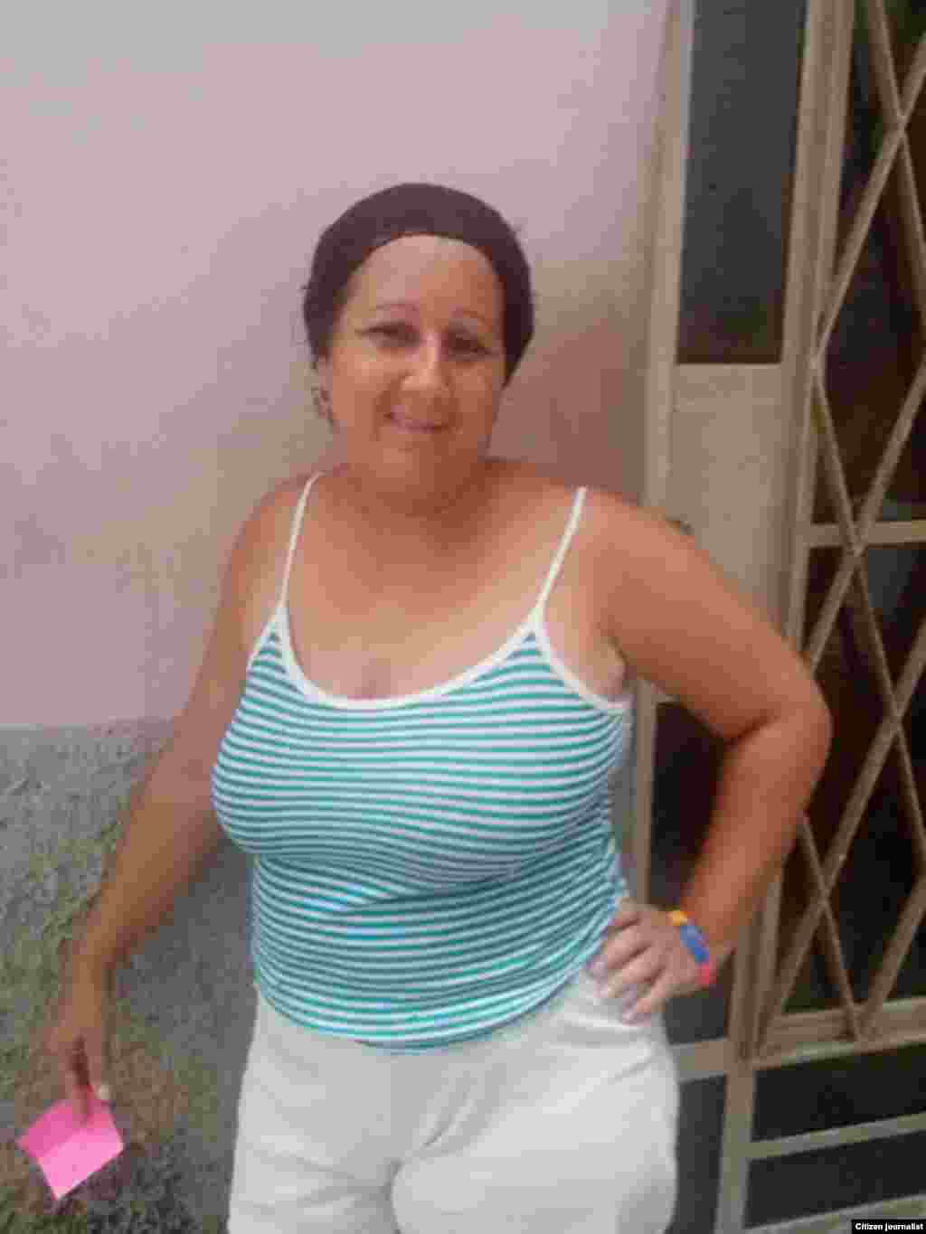 El canciller alemán, Helmut Kohl (c), estrecha la mano a un ciudadano berlinés que se encuentra encaramado en lo alto del Muro de Berlín cerca de la Puerta de Brandemburgo, en Berlín (Alemania).