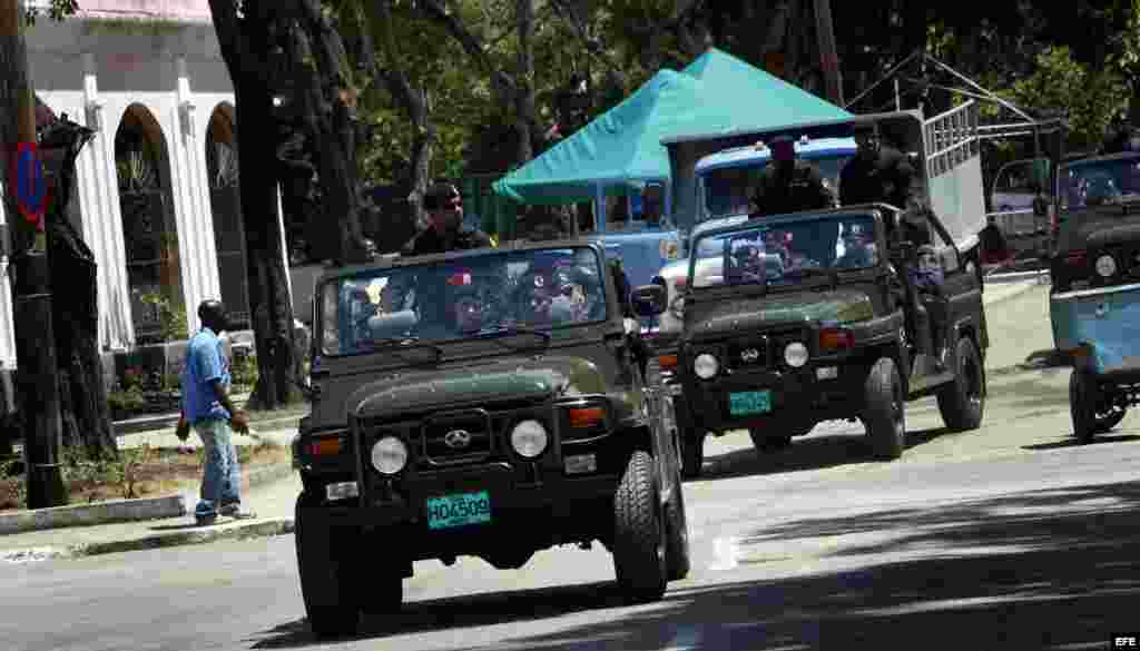 Soldados de las Tropas Especiales cubanas patrullan el sábado 24 de marzo de 2012 en el poblado El Cobre, Santiago de Cuba