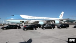 Varias personas recorren la construcción de un paseo, en la Avenida del Puerto en La Habana.