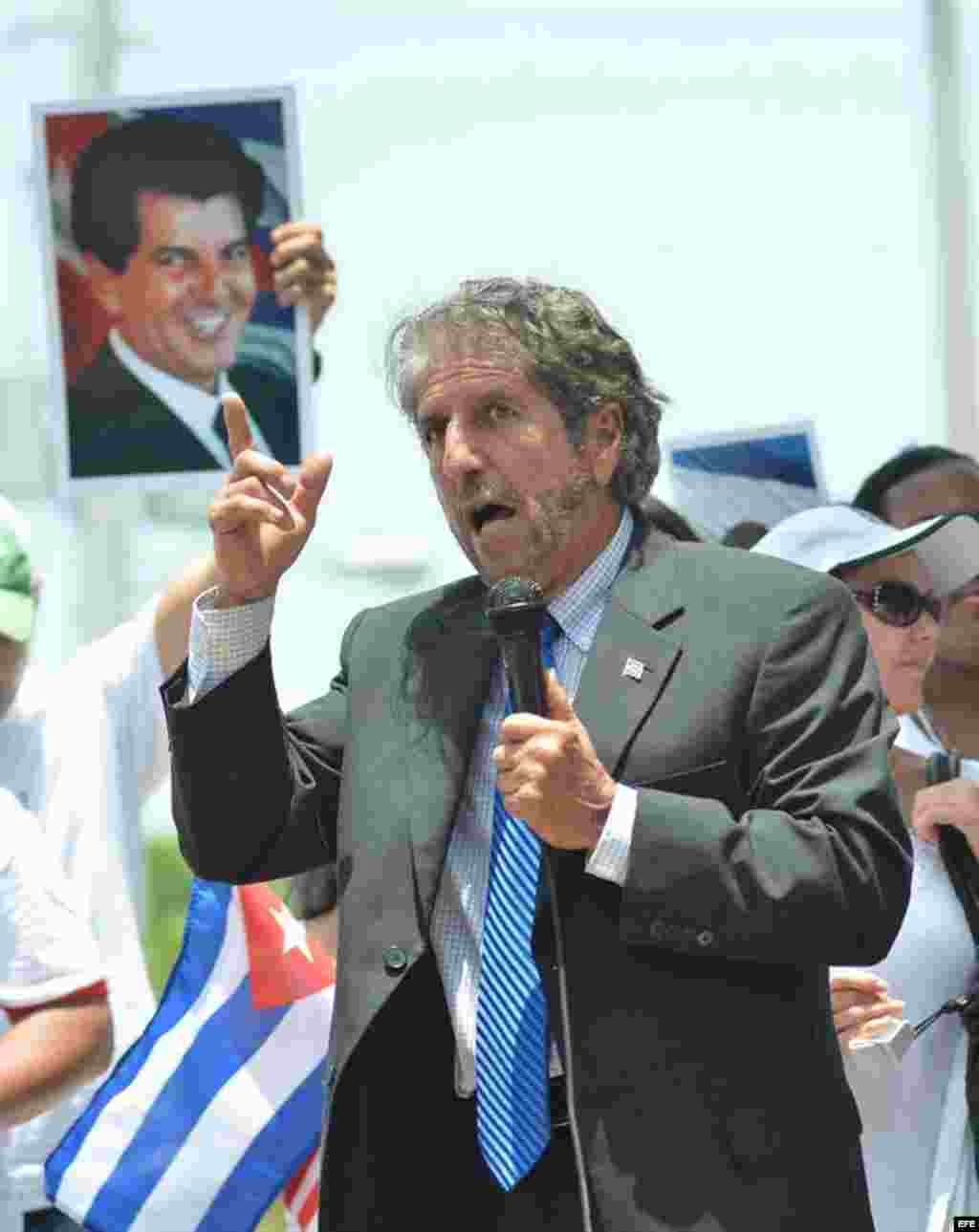 El presidente del movimiento Vigilia Mambisa, Miguel Saavedra, habla hoy, domingo 29 de julio de 2012, en una manifestación hecha por varias agrupaciones de disidentes cubanos en Miami (EEUU). EFE/GASTÓN DE CÁRDENAS