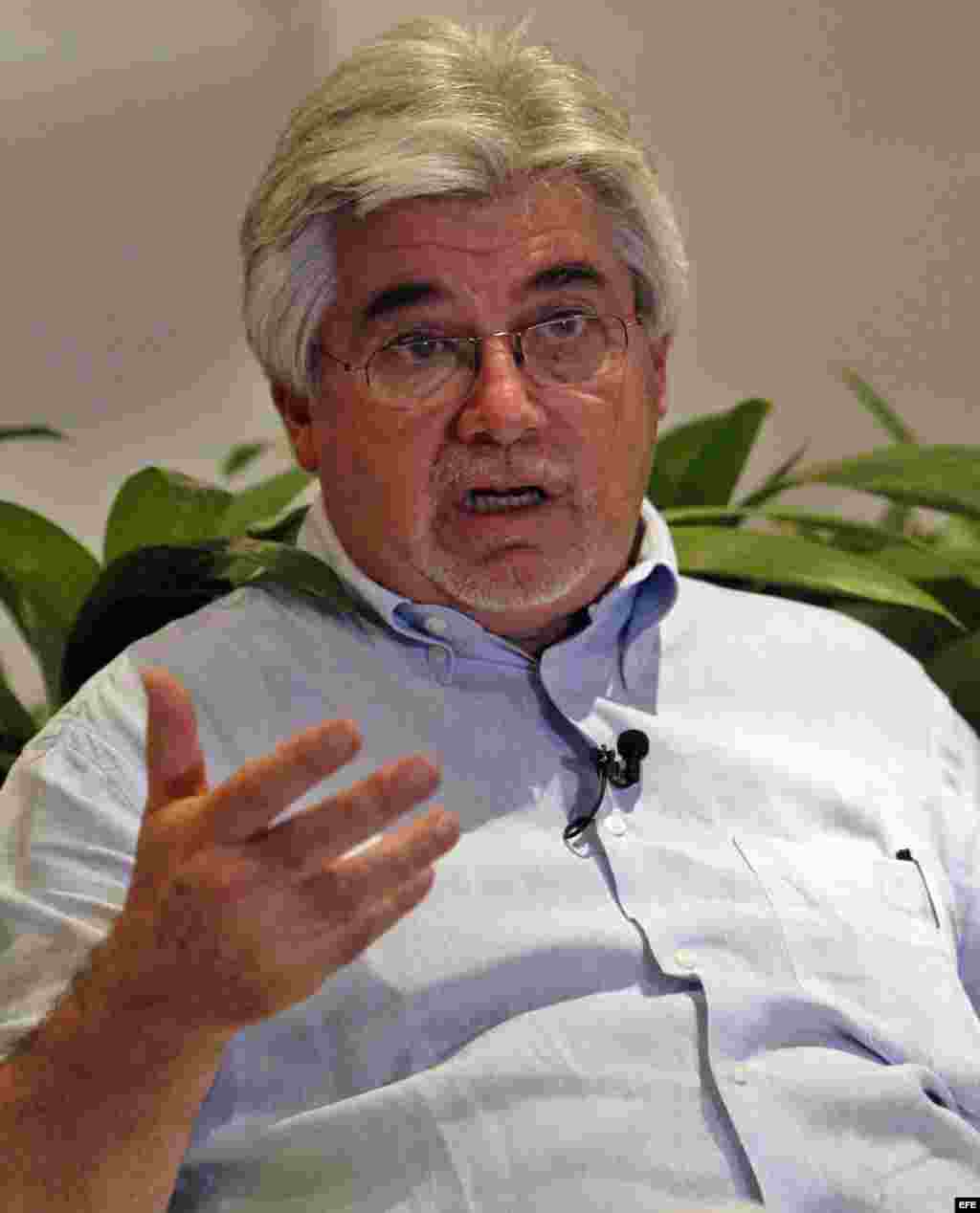 Tabaré Aguerre Lombardo, el ministro uruguayo de Ganadería, Agricultura y Pesca, habla con Efe para una entrevista el 2 de noviembre de 2015 en La Habana, Cuba, donde su país participa en la Feria Internacional de La Habana.