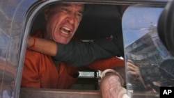 El cineasta australiano James Ricketson habla desde una camioneta frente a la Corte Municipal de Phnom Penh, en Phnom Penh, el 31 de agosto de 2018.