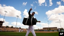 Imagen de Archivo - Yoan Moncada abandona el campo durante la sexta entrada de un partido de béisbol de entrenamiento de primavera