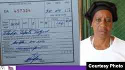 Gladys Capote junto a una de las tantas multas que le ha impuesto la Seguridad del Estado.