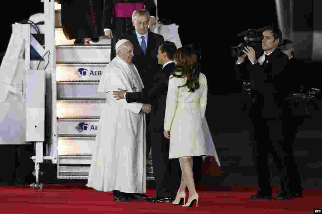 El papa Francisco saluda al presidente mexicano Enrique Peña Nieto y a la primera dama, Angélica Rivera.