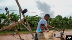 Líneas eléctricas caídas tras el paso del huracán Rafael en Güira de Melena, Cuba, el jueves 7 de noviembre de 2024. (Foto AP/Ramon Espinosa)
