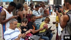 Cubanos se conectan a Internet a través de un punto Wi Fi, en La Habana.